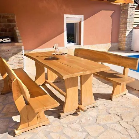 Apartment House And Apts. In Cancini/istrien 35642 Kukci