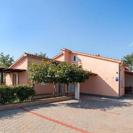 Apartment House And Apts. In Cancini/istrien 35642 Kukci