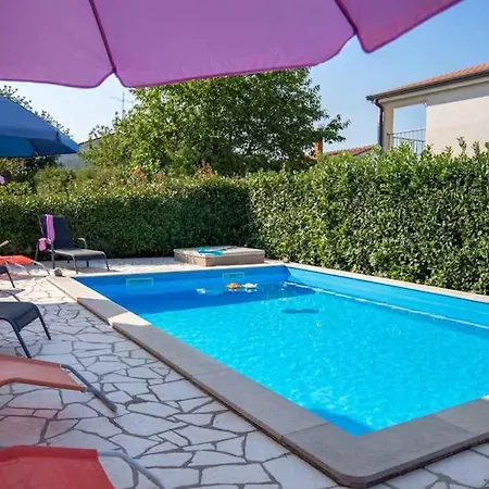 Apartment House And Apts. In Cancini/istrien 35642 Kukci