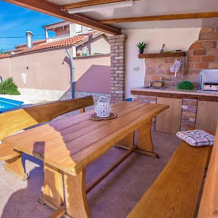 Apartment House And Apts. In Cancini/istrien 35642 Kukci