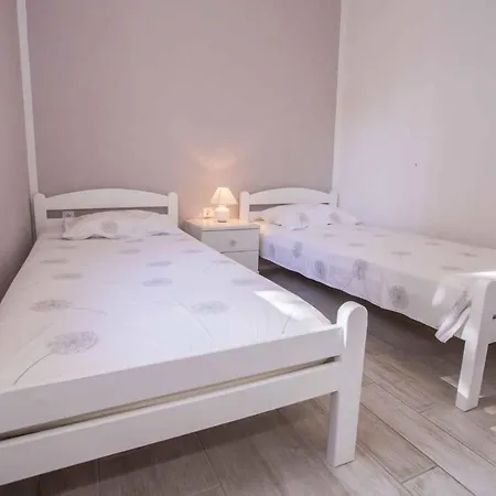 Apartment House And Apts. In Cancini/istrien 35642 Kukci